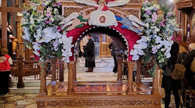 Ιερός Ναός Αγίου Χριστοφόρου Αγρινίου: Ο Στολισμός του Επιταφίου (Photos)