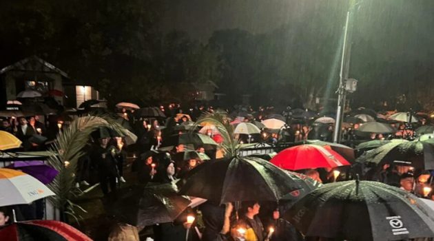 Χιλιάδες Έλληνες στη Μελβούρνη έψαλλαν το «Χριστός Ανέστη» μέσα στη βροχή (Photos)