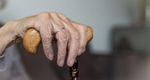 Ναύπακτος: Ηλικιωμένη πιάστηκε κορόιδο δίνοντας 12.000 ευρώ και βυζαντινά κοσμήματα