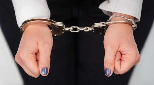 Αγρίνιο: Ανήλικη έκλεψε ενδύματα αξίας 140 ευρώ και συνελήφθη