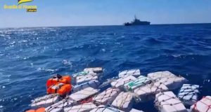 Γέμισε κοκαΐνη η θάλασσα της Σικελίας – Το απίστευτο θέαμα…