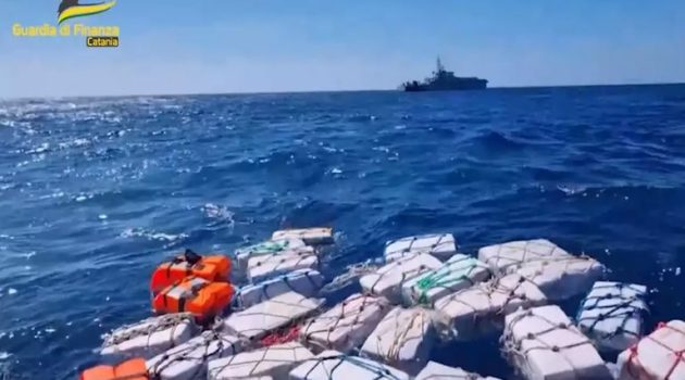 Γέμισε κοκαΐνη η θάλασσα της Σικελίας – Το απίστευτο θέαμα που αντίκρισαν οι Αρχές (Video)