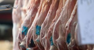 Οβελίας: Αντιδρούν κτηνοτρόφοι και κρεοπώλες στο «Καλάθι του Πάσχα»
