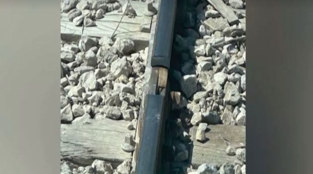 Φωτογραφία-ντοκουμέντο: Κομμένη ράγα στο δρομολόγιο του τρένου Πάτρα – Ρίο (Video)