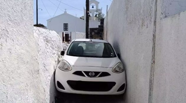 Σαντορίνη: Αυτοκίνητο σφήνωσε σε σοκάκι του νησιού – Η φωτογραφία που έγινε viral