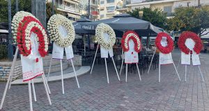 Αγρίνιο – Πλατεία Δημοκρατίας: Στεφάνια στη μνήμη των «120» (Photos)