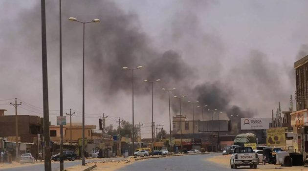 Σουδάν: Δύο Έλληνες χτυπήθηκαν από ρουκέτα – Εγκλωβισμένοι πιστοί στην Μητρόπολη στο Χαρτούμ (Videos)