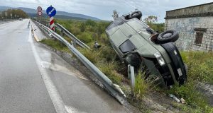 Αγρίνιο: Φορτηγάκι τούμπαρε στη Γέφυρα του Αχελώου – Από θαύμα…