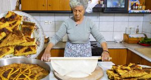 Παραβόλα: Παραδοσιακή γαλατόπιτα με φροντίδα και χαμόγελο από την κυρία…