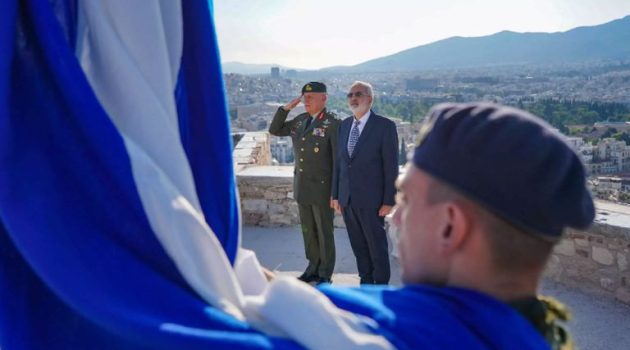 Στην Ακρόπολη ο Υπηρεσιακός Πρωθυπουργός Ιωάννης Σαρμάς για την έπαρση της σημαίας (Photos)