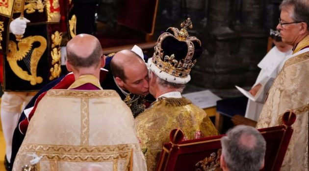 Βασιλιάς Κάρολος και Πρίγκιπας Γουίλιαμ: Ο όρκος του διαδόχου και το φιλί του γιου (Video)