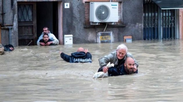 Οκτώ νεκροί από πλημμύρες στην Ιταλία – Σε κατάσταση έκτακτης ανάγκη η περιφέρεια Εμίλια-Ρομάνια (Videos – Photos)