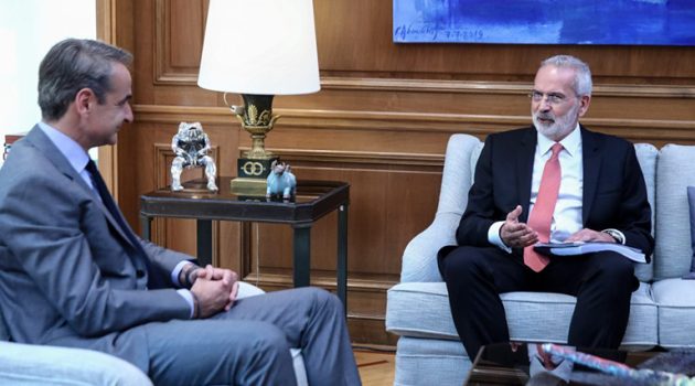 Υπηρεσιακός Πρωθυπουργός ο Ιωάννης Σαρμάς – Τι περιέχει ο μπλε φάκελος που παρέλαβε από τον Μητσοτάκη (Videos – Photos)