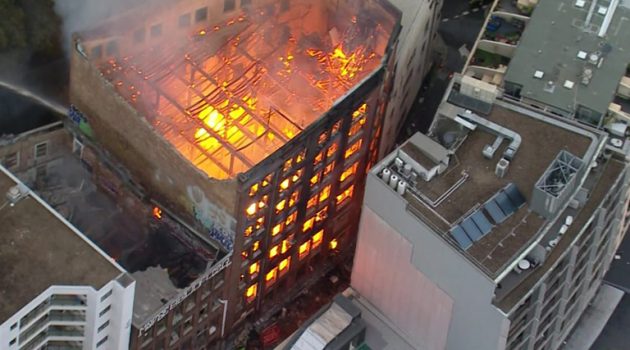 Μεγάλη πυρκαγιά σε επταώροφο κτίριο στο Σίδνεϊ – Επιχειρούν 100 πυροσβέστες (Videos)