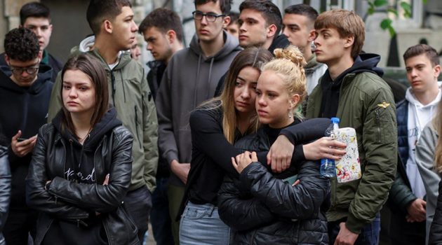 Μακελειό στο Βελιγράδι: Σε κρίσιμη κατάσταση δύο μαθητές – Oδύνη στις εκδηλώσεις μνήμης, τι μέτρα παίρνει η Σερβία