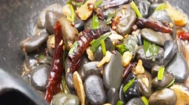 Κίνα: Οι τηγανιτές πέτρες αποτελούν το ανερχόμενο streat food της χώρας (Video)