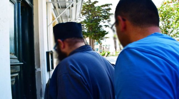 Ναύπλιο: Αμίλητος με χειροπέδες πισθάγκωνα ο Αρχιμανδρίτης στα Δικαστήρια (Video)