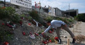 Ο Αλέξης Τσίπρας άφησε λίγα λουλούδια στο σημείο του δυστυχήματος…