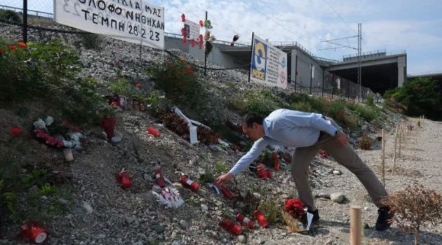 Ο Αλέξης Τσίπρας άφησε λίγα λουλούδια στο σημείο του δυστυχήματος των Τεμπών (Video)