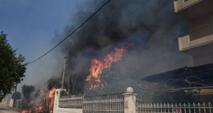 Live – Φωτιά στον Κουβαρά: Εκκενώνουν από Λαγονήσι προς Αθήνα,…