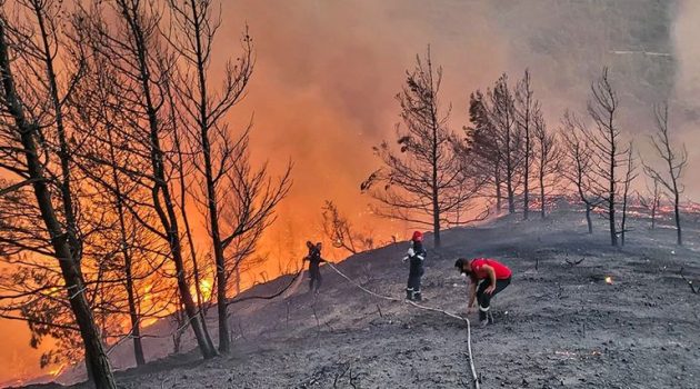 Ανεξέλεγκτη η φωτιά στη Ρόδο: Εκκενώνονται τρία χωριά και ένα ξενοδοχείο