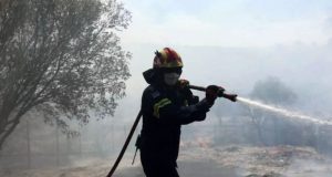 Φωτιά στη Σαρωνίδα: Αυτοί είναι οι δρόμοι που άνοιξαν