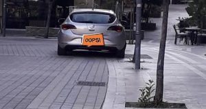 Αγρίνιο: Καταγγελία πολίτη για παράνομο παρκάρισμα στην Πλατεία Δημοκρατίας (Photo)