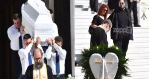 Τζίνα Ντρούλις: Απαρηγόρητος ο Φίλιππος Καμπούρης στην κηδεία της αδελφής…