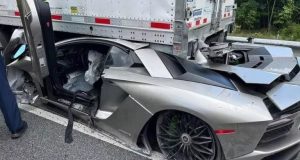 Η.Π.Α.: Lamborghini «καρφώθηκε» κάτω από νταλίκα – Από θαύμα ζωντανός…
