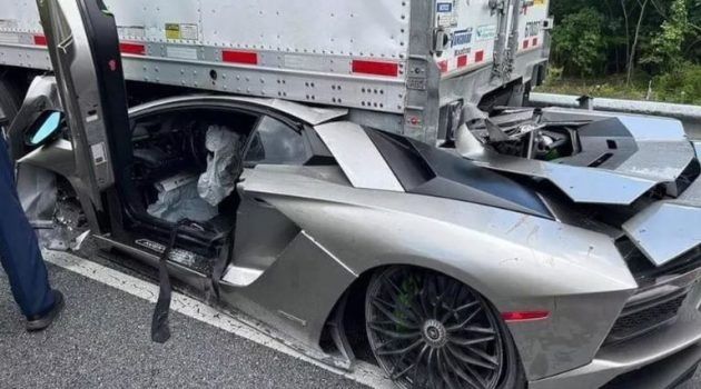 Η.Π.Α.: Lamborghini «καρφώθηκε» κάτω από νταλίκα – Από θαύμα ζωντανός ο οδηγός της