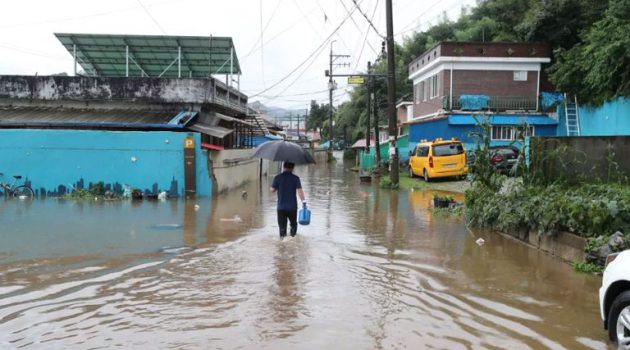 Νότια Κορέα: Μεγάλες καταστροφές από τις καταρρακτώδεις βροχές – Πάνω από 20 οι νεκροί (Video)