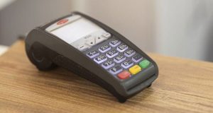 Επέκταση της υποχρεωτικής αποδοχής πληρωμών με κάρτες μέσω μηχανημάτων POS