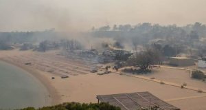 Κυβερνητικό κλιμάκιο μεταβαίνει στη Ρόδο – Η φωτιά καίει ανεξέλεγκτα