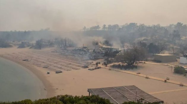 Κυβερνητικό κλιμάκιο μεταβαίνει στη Ρόδο – Η φωτιά καίει ανεξέλεγκτα
