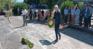 Δημ. Τραπεζιώτης: Κατάθεση Στεφάνου στο Μνημείο των εκτελεσθέντων στα Καλύβια…