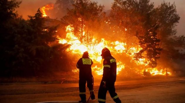 Φωτιά στην Αλεξανδρούπολη: Κάηκαν σπίτια και αυτοκίνητα, ανεξέλεγκτο το πύρινο μέτωπο