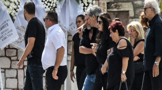 Συντετριμμένος ο Οδυσσέας Σταμούλης στην κηδεία του 11χρονου γιου του (Videos – Photos)