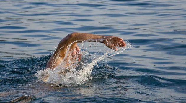 Ναύπακτος: Αισθάνθηκε ζάλη την ώρα που κολυμπούσε – Παραλίγο να πνιγεί