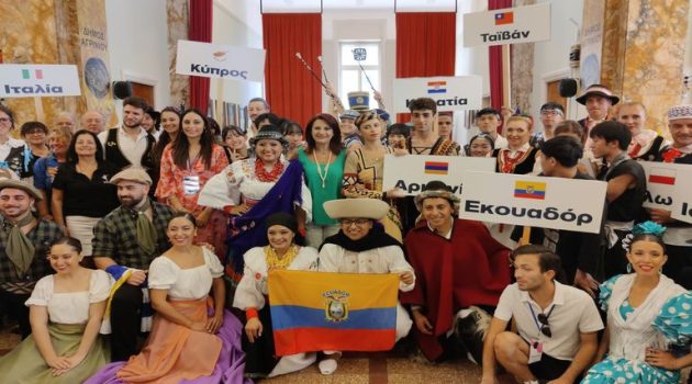 Αγρίνιο: Αντιπροσωπείες χορευτικών συγκροτημάτων στην αίθουσα συνεδριάσεων του Δημ. Συμβουλίου (Photos)