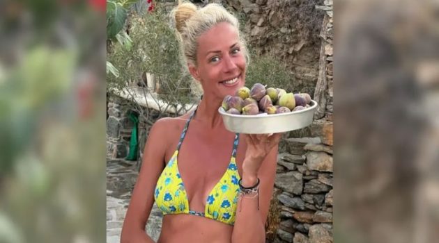 Η Ζέτα Μακρυπούλια συνεχίζει τις διακοπές της και… προσφέρει φρέσκα σύκα! (Photos)
