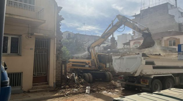 Αγρίνιο – Οδός Γρίβα: Κυκλοφοριακό πρόβλημα εξαιτίας κατεδάφισης παλαιού κτιρίου (Photos)