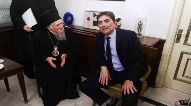 Συνάντηση του Κώστα Καρπέτα με τον Οικουμενικό Πατριάρχη Βαρθολομαίο