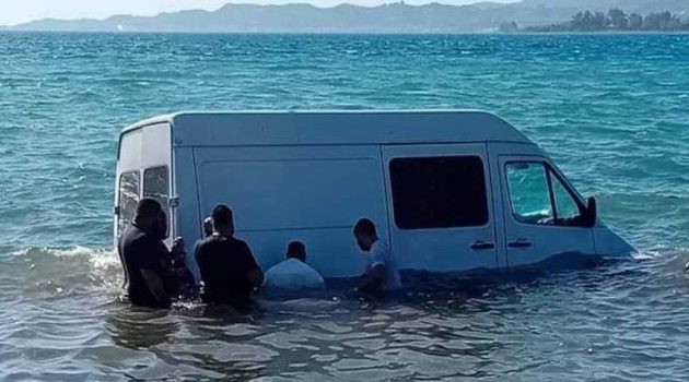 Ναύπακτος: Φορτηγό κατέληξε στη θάλασσα – Δεν υπήρξε τραυματισμός (Photos)