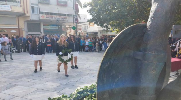 Αγρίνιο – Πλατεία Δημάδη: Επιμνημόσυνη δέηση και κατάθεση στεφάνων από τους Μαθητές (Video – Photos)