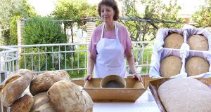 Λευκάδα: Χωριάτικο ζυμωτό ψωμί και τυρόψωμο από την Όλγα (Video)
