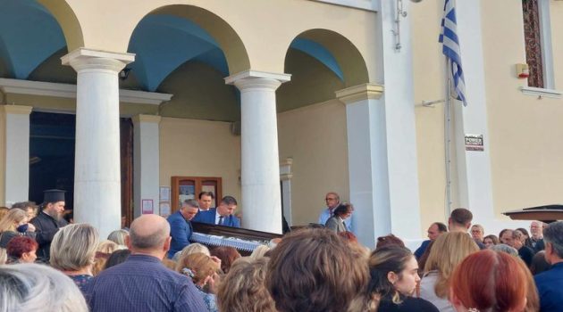 Αγρίνιο – Ι.Ν. Αγίας Τριάδος: Με συγκίνηση το ύστατο «χαίρε» στον Θανάση Παπαπάνο (Photos)
