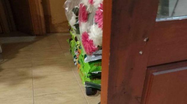 Βόνιτσα: «Άγνωστοι» διέλυσαν την πόρτα μαγαζιού για να κλέψουν (Photos)