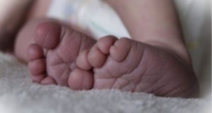 kos-me-tin-trofi-tou-pnigike-to-vrefos-pou-vrethike-nekro-synelifthisan-oi-goneis-tou