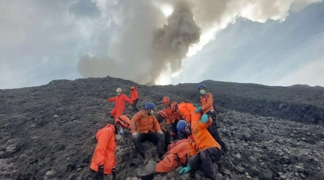 Έκρηξη ηφαιστείου στην Ινδονησία: Τουλάχιστον 22 νεκροί, όλοι ορειβάτες – Δεν πρόλαβαν να απομακρυνθούν