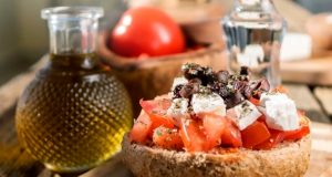 Δεύτερη στον κόσμο η ελληνική κουζίνα: Ποια είναι τα πιάτα…